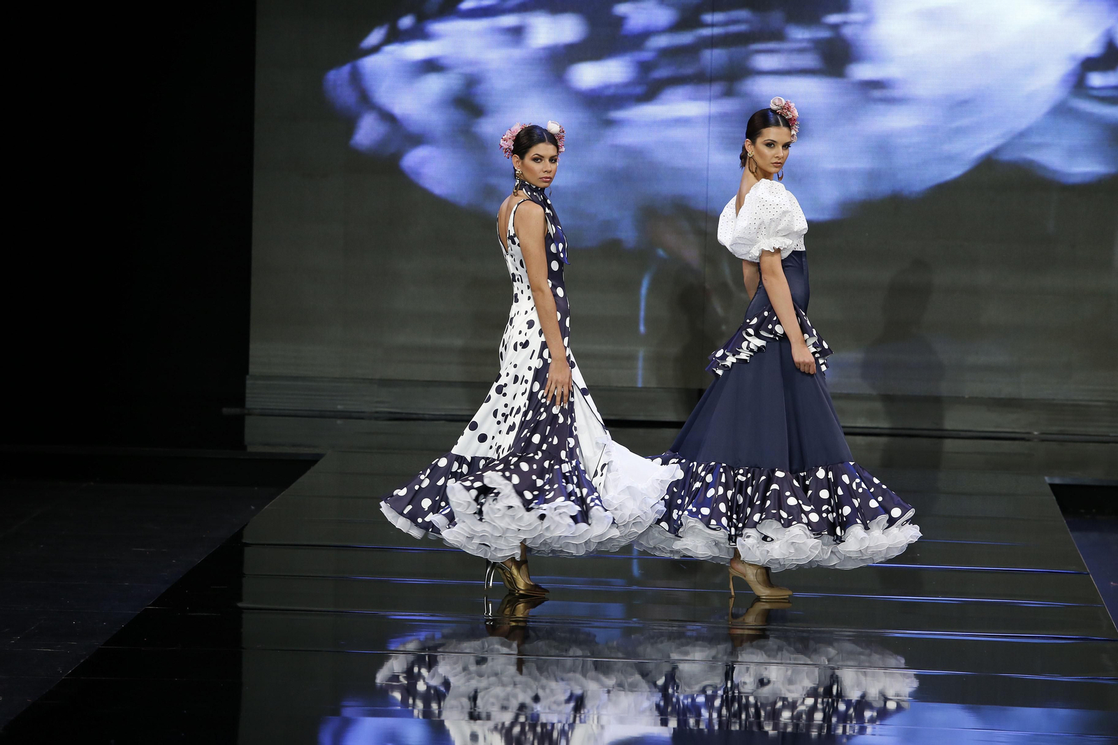 Rebeca Moda Flamenca con sus elegantes trajes bicolor.