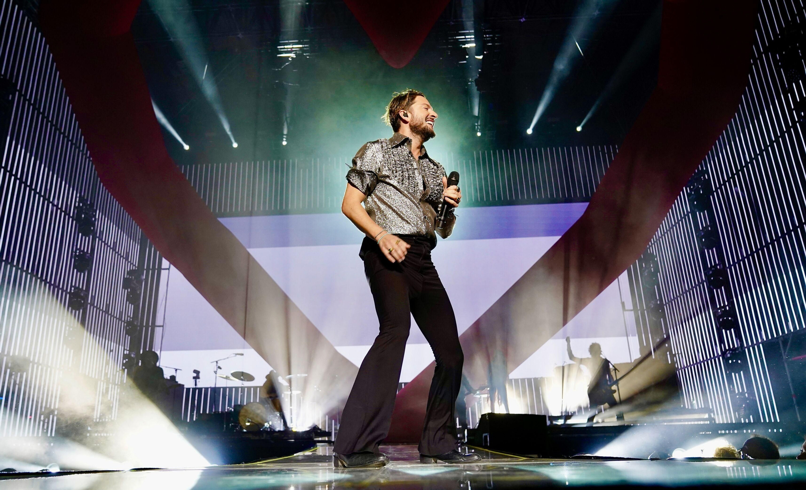 Manuel Carrasco conquista con sus 'flechas de amor' a Granada