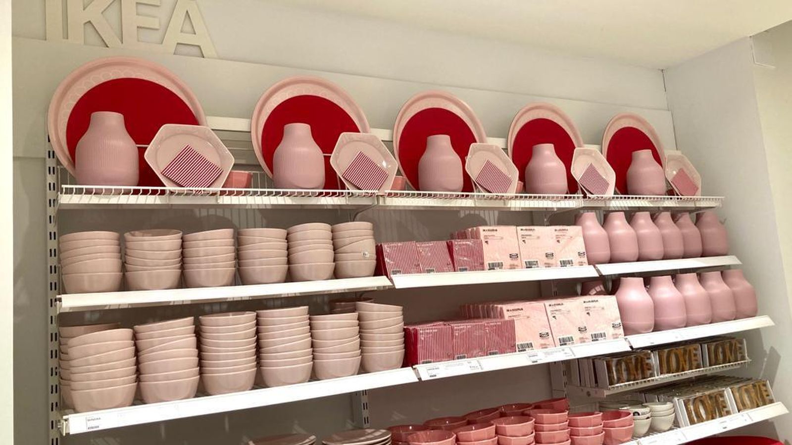 Estantes de la nueva tienda de Ikea en Nervión Plaza.