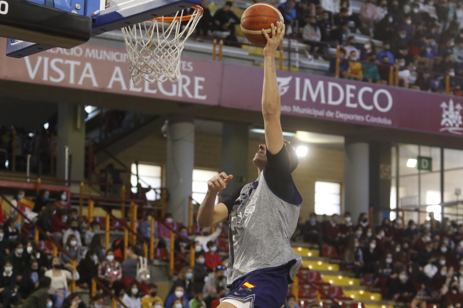 La selección española de baloncesto abre el entrenamiento en Córdoba a los más jóvenes, en imágenes