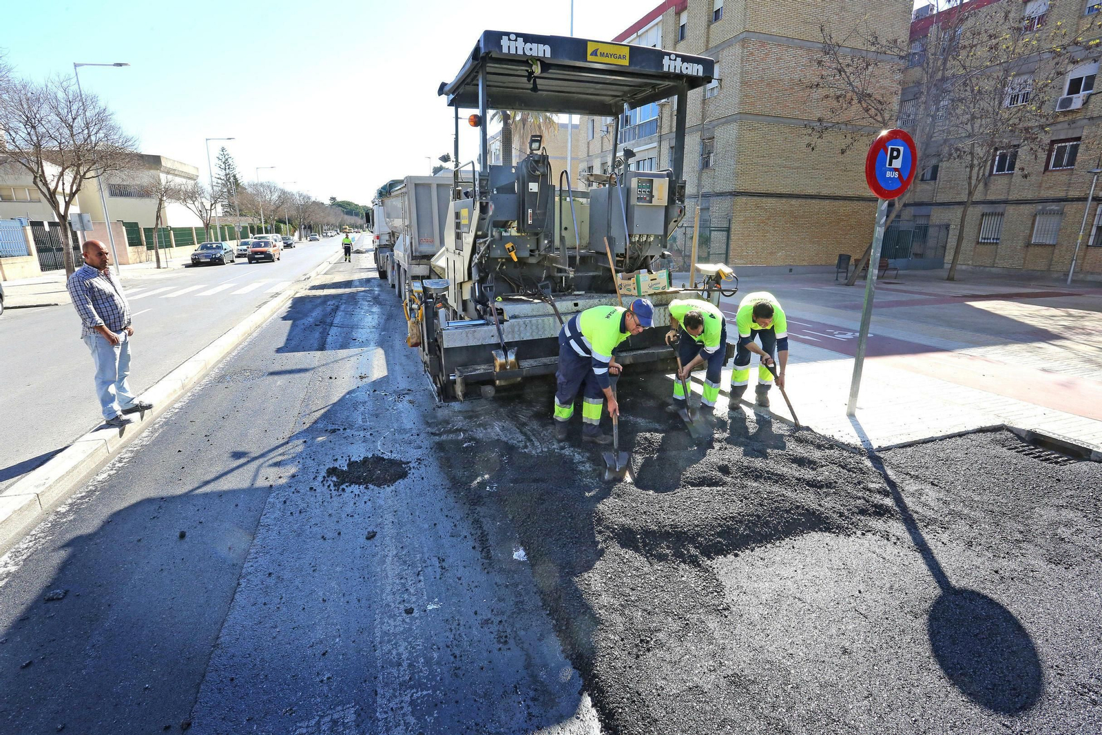 Obras de reasfaltado en la avenida Ingeniero Ángel Mayo.