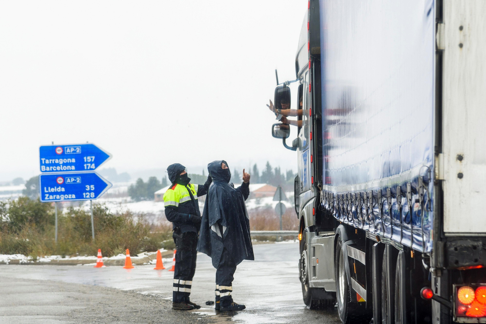 Madrid trata de restablecer la normalidad: el día después en imágenes