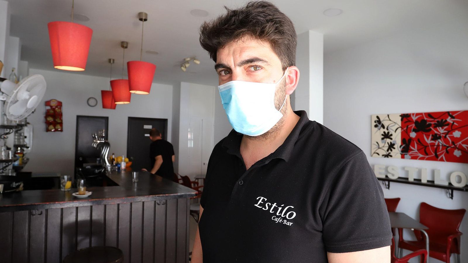 Fran en su cafetería Estilo en la Plaza Virgen del Rocío de Almonte.