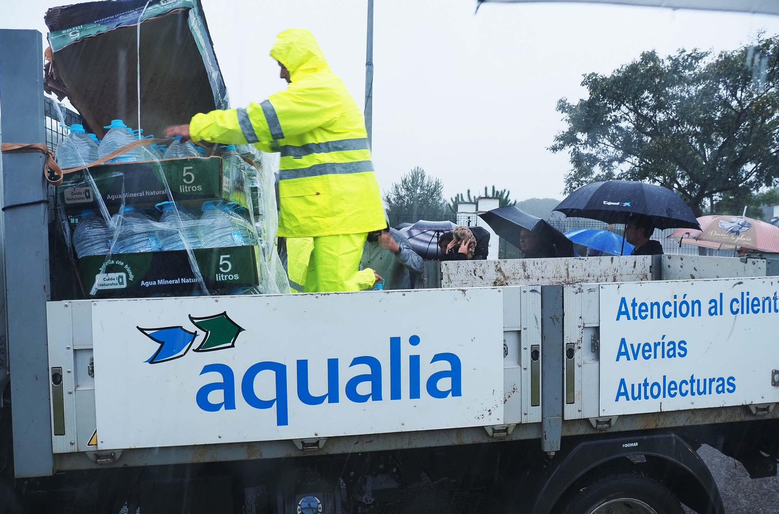 Reparto gratuito de agua embotellada por parte de Aqualia entre los vecinos de Nuevo Portil