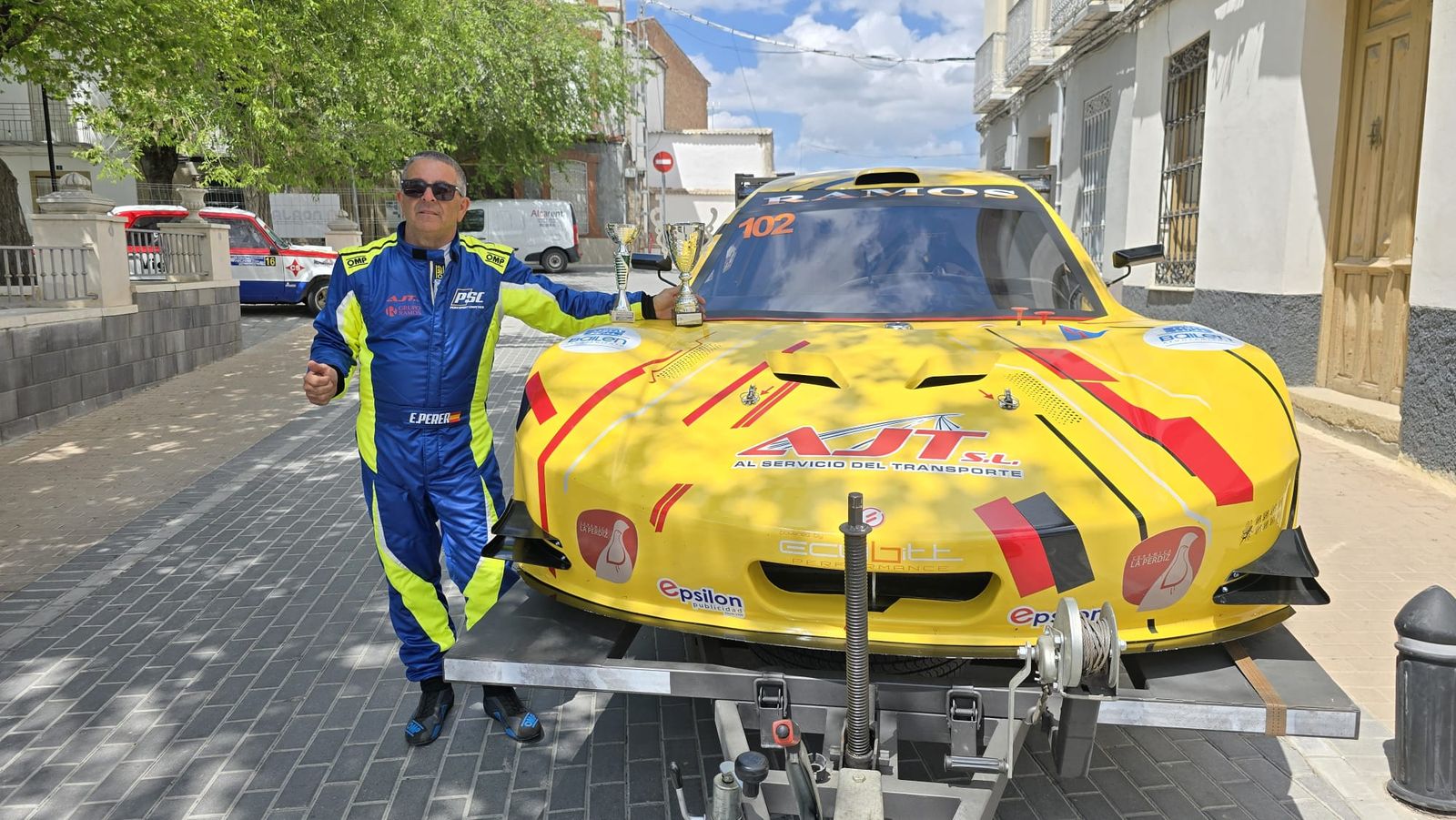 Esteban Perea, junto a su Silver Car S3.