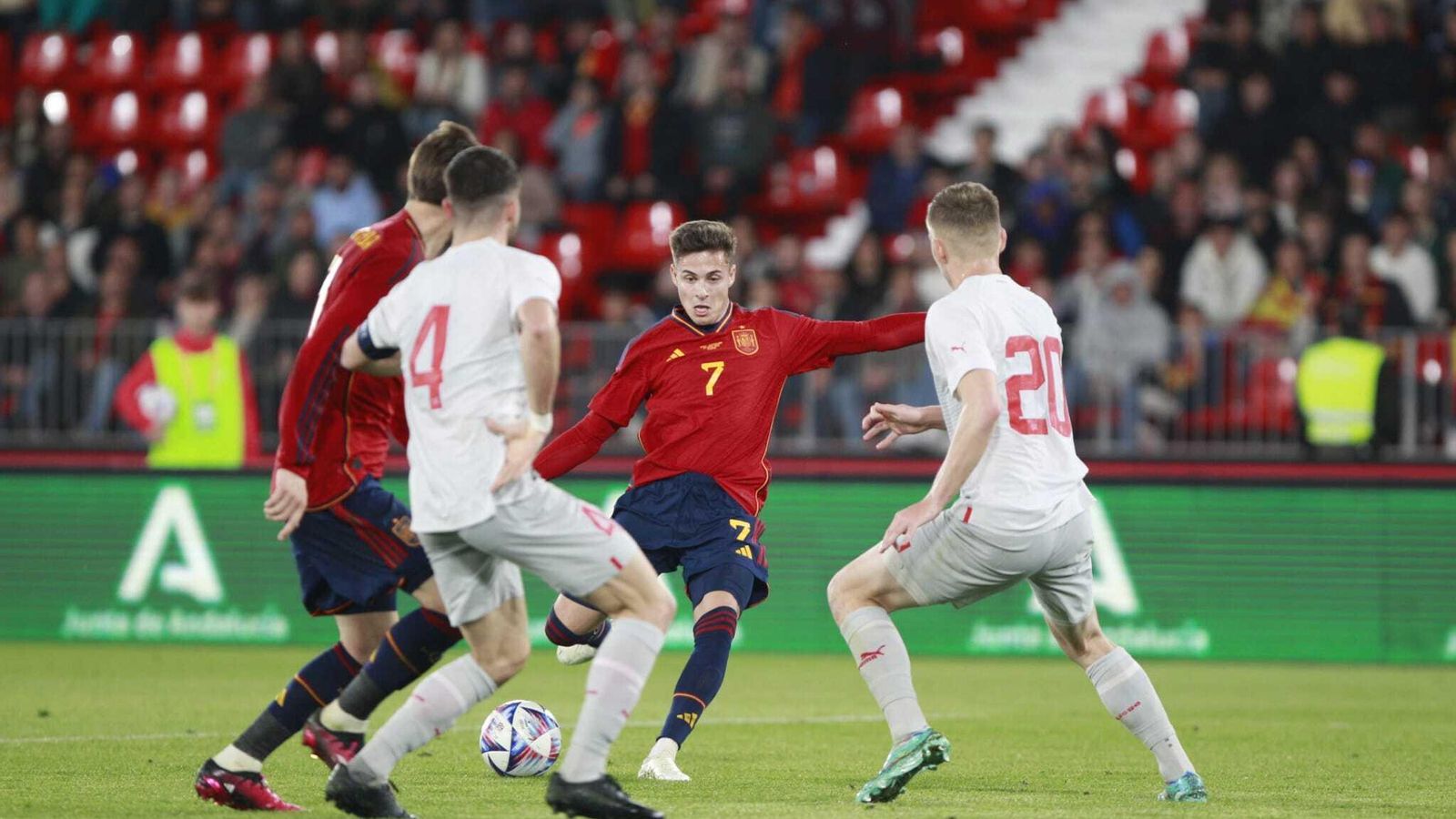 Rodrigo Riquelme prepara su pierna para disparar en uno de sus tantos logrados en Almería.