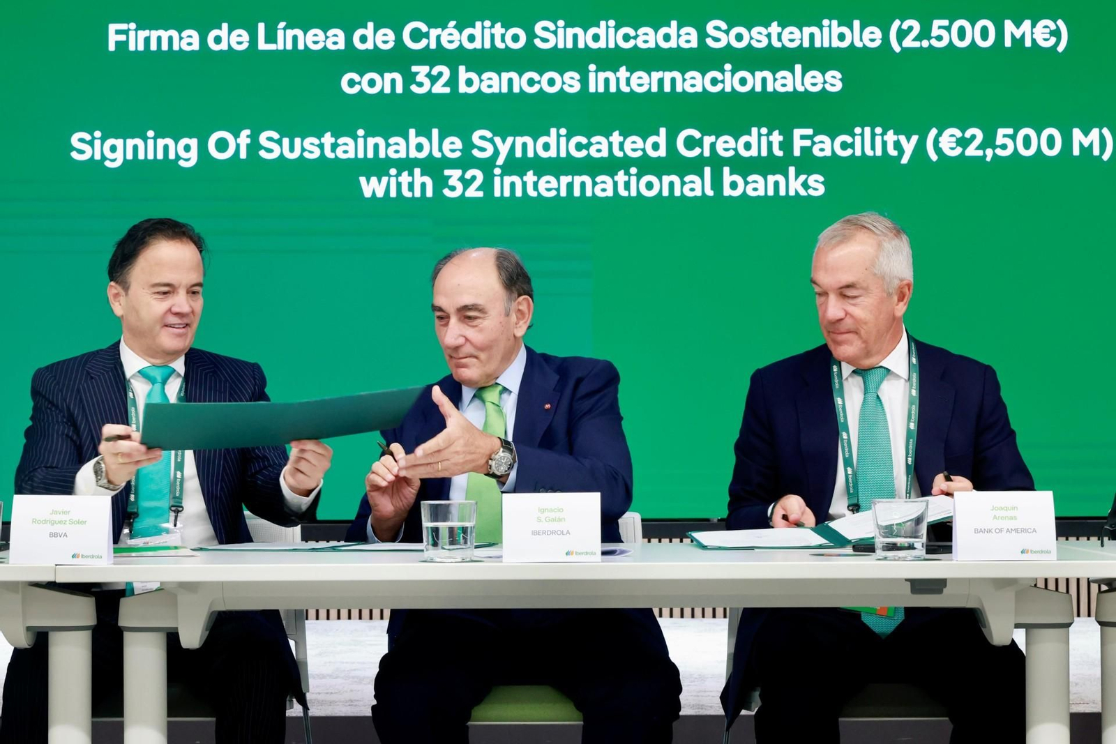 Un momento de la firma del acuerdo.