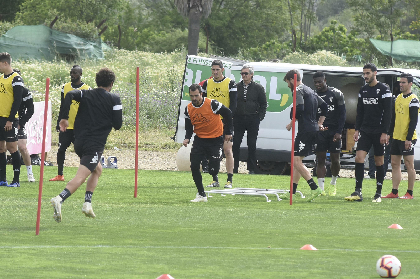 Miguel de las Cuevas, en pleno esfuerzo en un entrenamiento, con Chus Herrero a su lado. Miguel de las Cuevas, en pleno esfuerzo en un entrenamiento, con Chus Herrero a su lado.