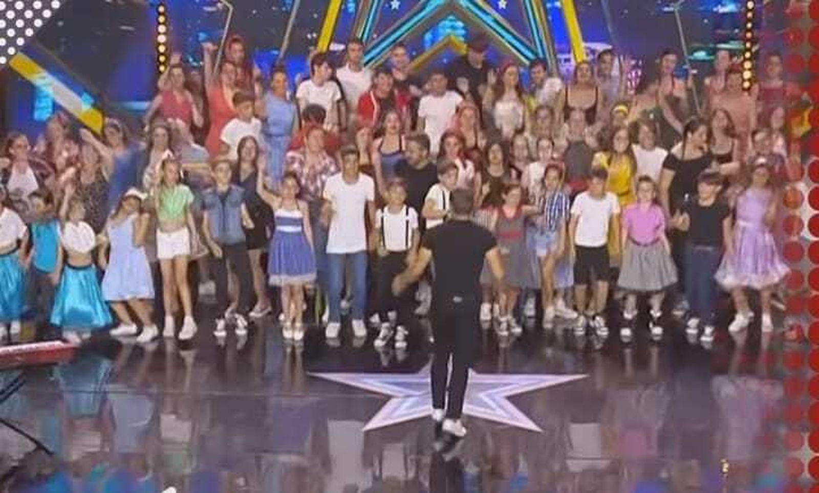 Una imagen de la actuación de la coral en Got Talent.