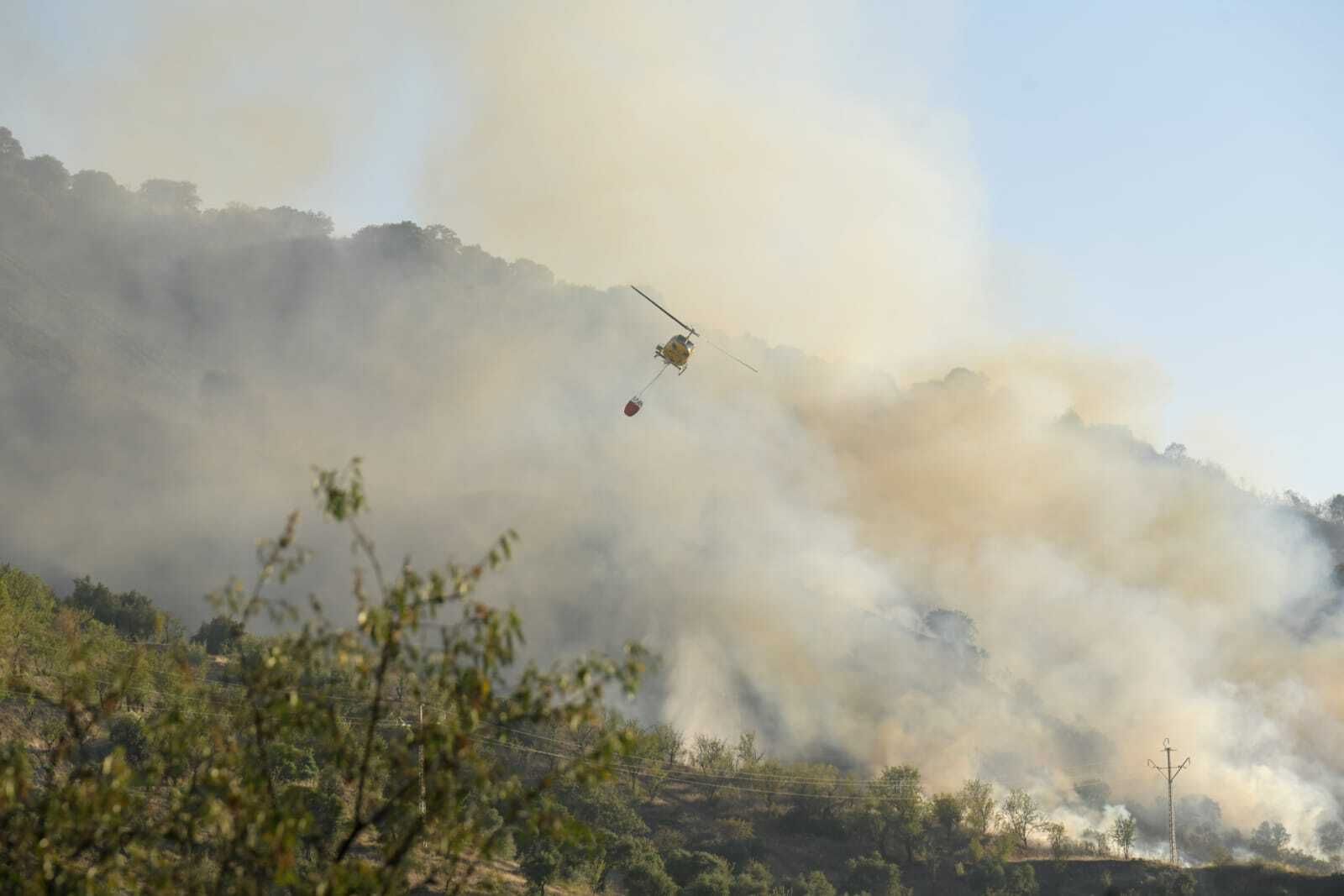 Así están siendo las labores de extinción del aparatoso incendio forestal de Pinos Genil
