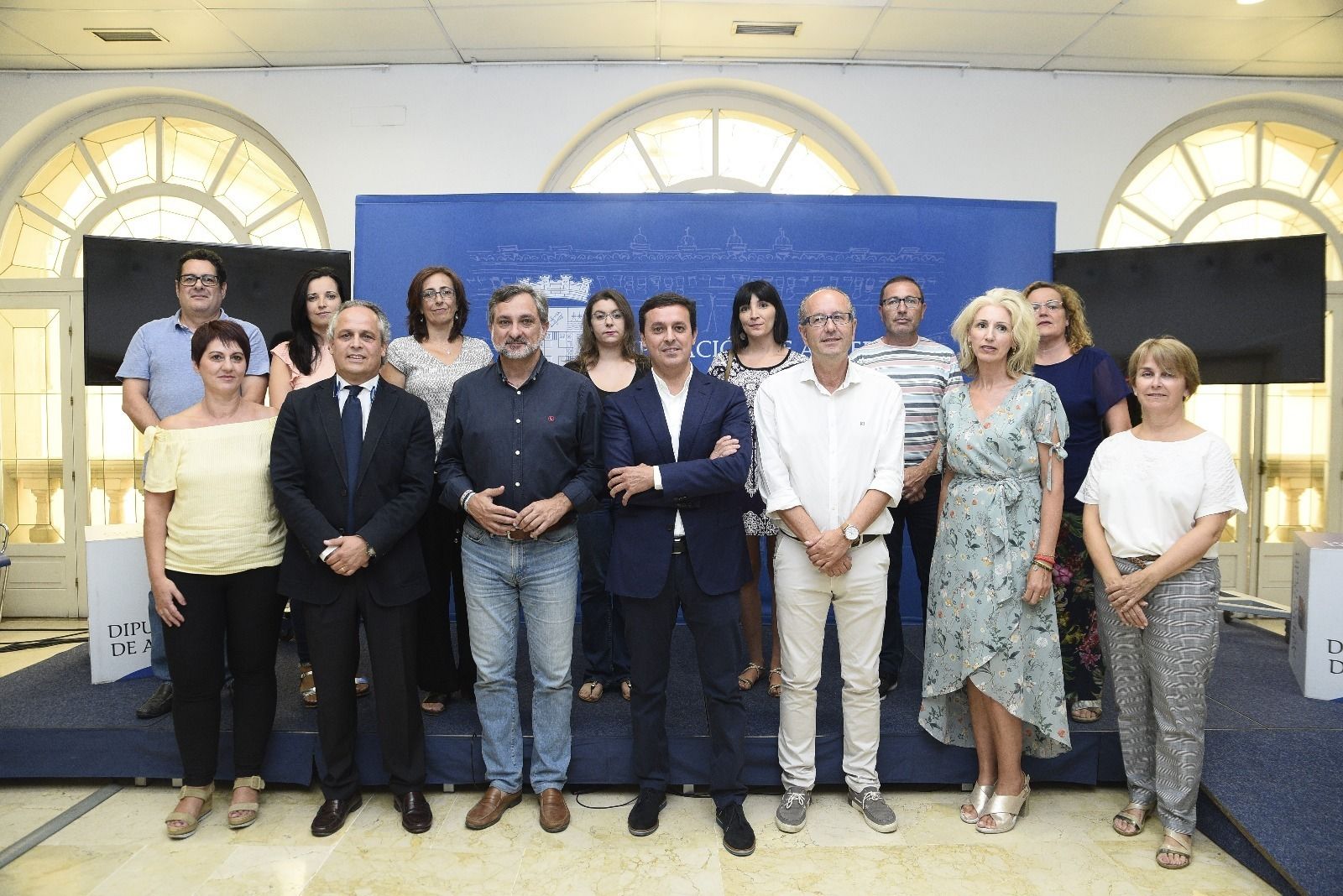 Imagen de grupo de todos los nuevos funcionarios de la Diputación.