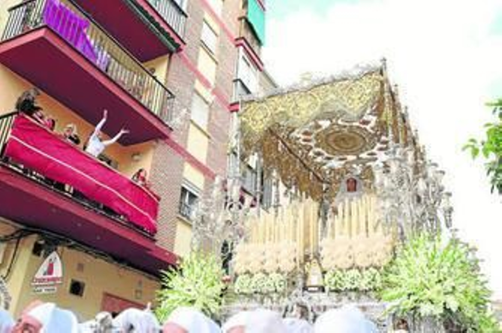 Lluvia de pétalos para la Virgen del Rocío.