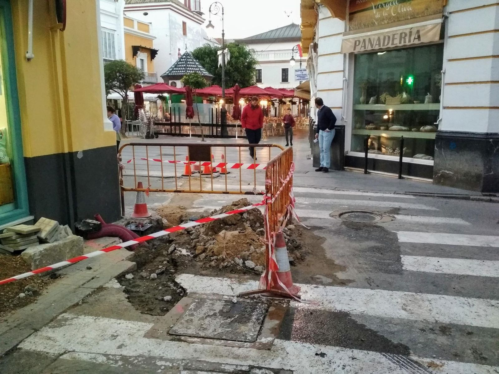 Los primeros trabajos de instalación de semáforos en el acceso de la Plaza de Abastos por Trascuesta.