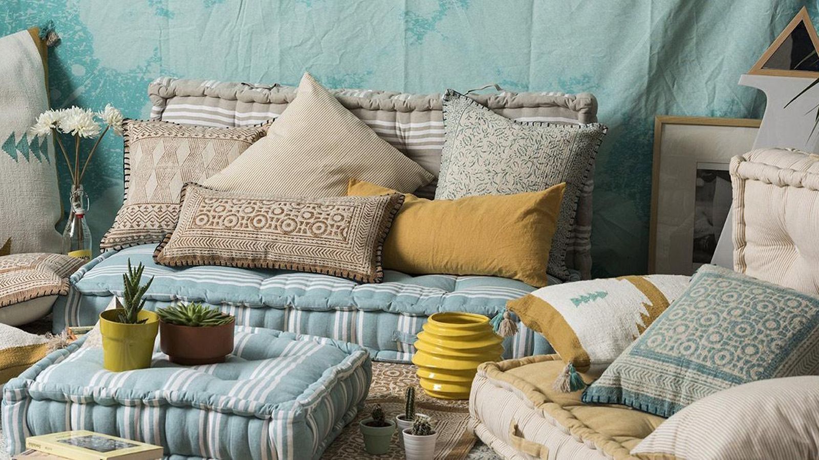 Apuesta por cojines de materiales resistentes, pero con estilo, para la terraza.