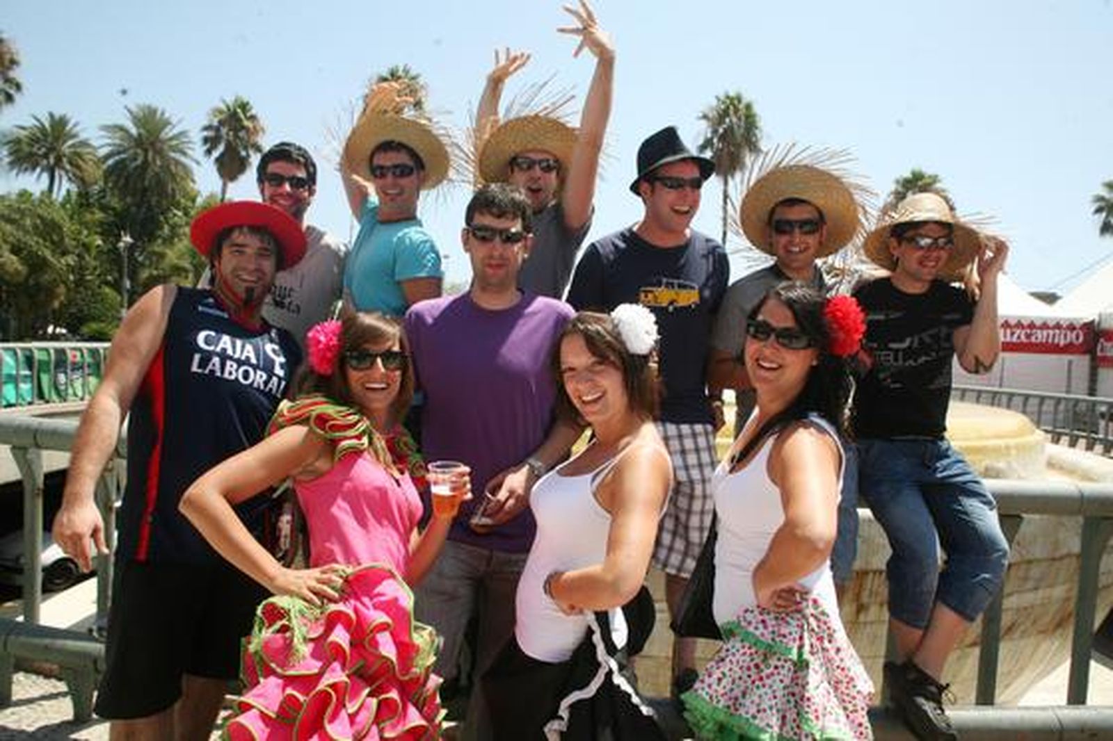 Nekane, Edurne, Arantza, Mikael, Manu, Olmedillo, Aritz, Barrena, Herrero, Negredo y Antolín posan flamencos con sombreros de paja.

Foto: PUNTO PRESS
