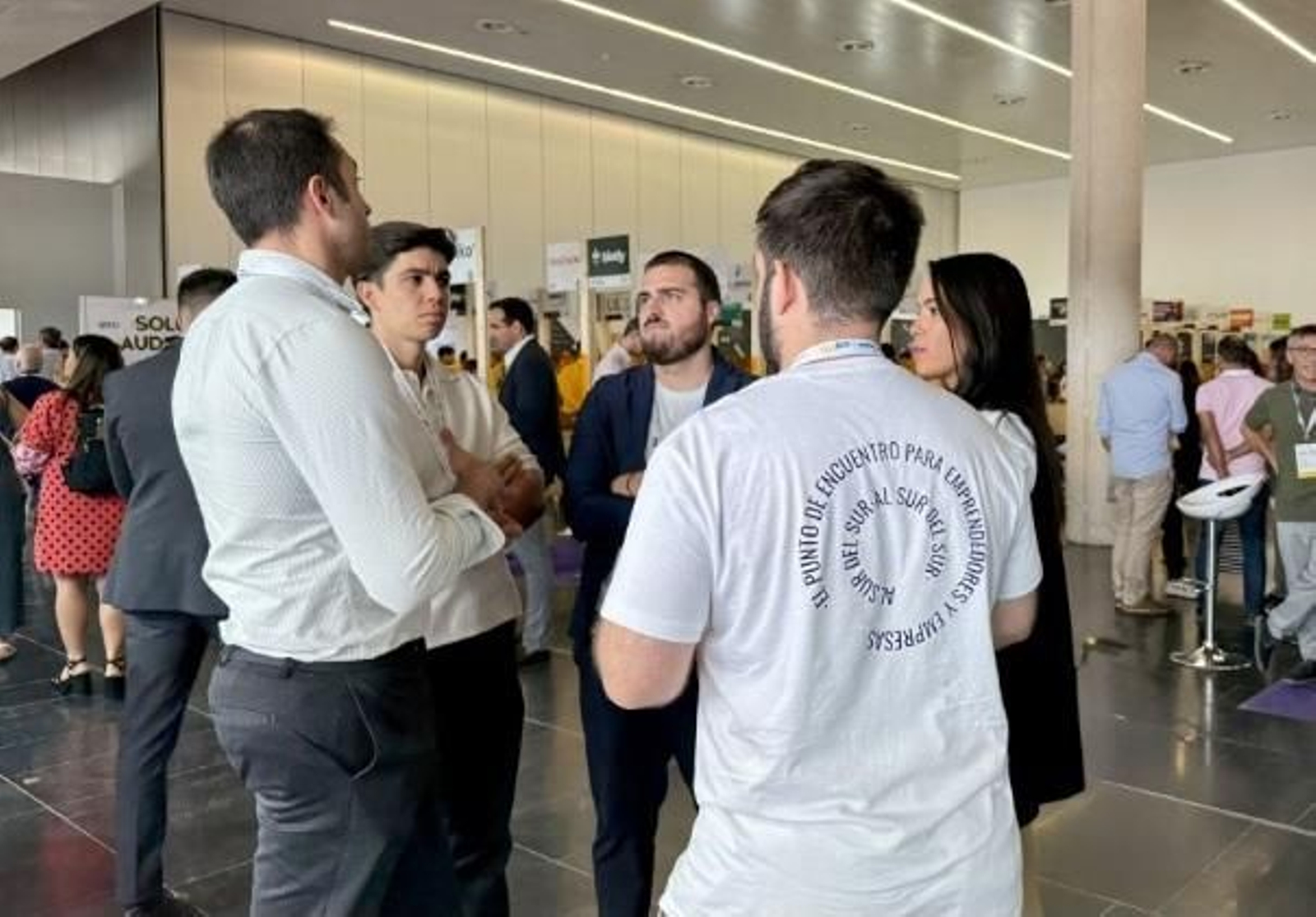 Equipo de Mowomo, con Víctor Sáenz en el centro, en el reciente Al-Andalus Innovation Venture celebrado en Sevilla.