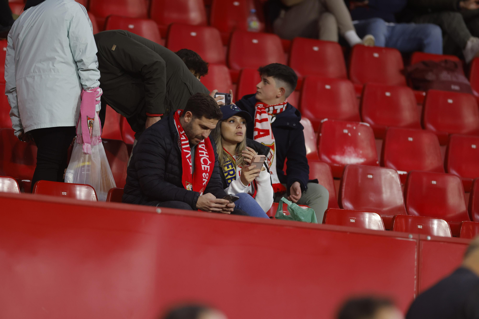 Búscate en las fotos del Sevilla-Fenerbahçe,