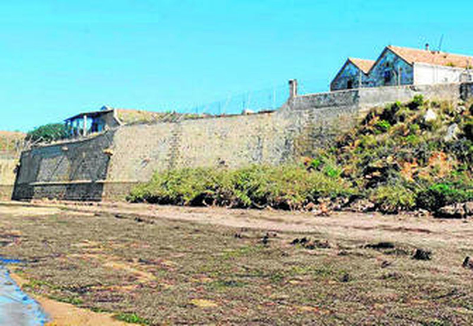 Imagen del muro de Punta Cantera, con las instalaciones de los polvorines de Fadricas.