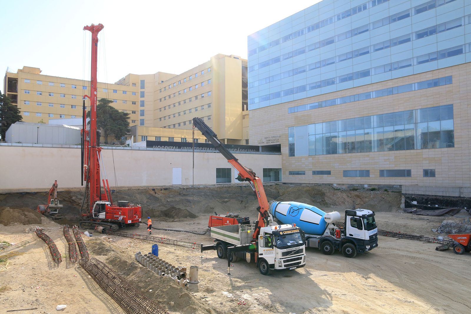 Los trabajos han comenzado ya en el solar, donde las máquinas trabajan para preparar el terreno previo a iniciar la edificación