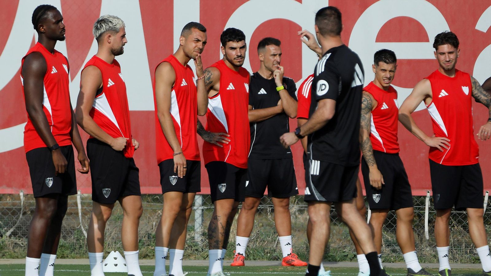 Guido Bonini, preparador físico de Matías Almeyda, se dirige a los jugadores sevillistas. Guido Bonini, preparador físico de Matías Almeyda, se dirige a los jugadores sevillistas.