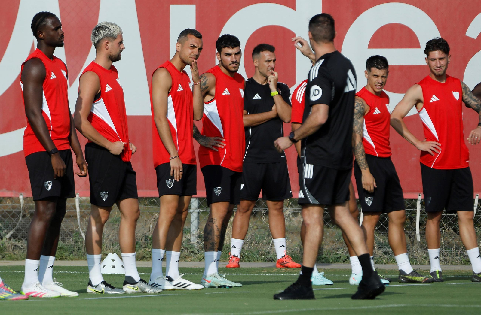 Guido Bonini, preparador físico de Matías Almeyda, se dirige a los jugadores sevillistas. Guido Bonini, preparador físico de Matías Almeyda, se dirige a los jugadores sevillistas.