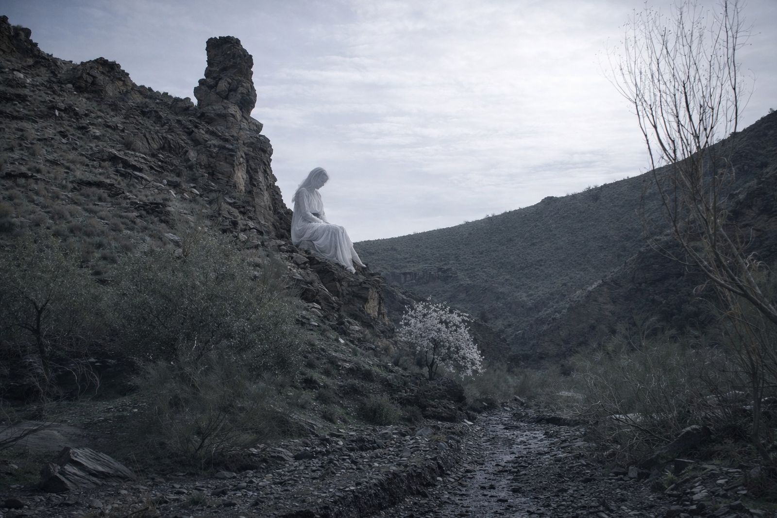 Recreación de la joven que supuestamente se aparece en el Peñón de la Encantá de Las Tres Villas, en Almería.