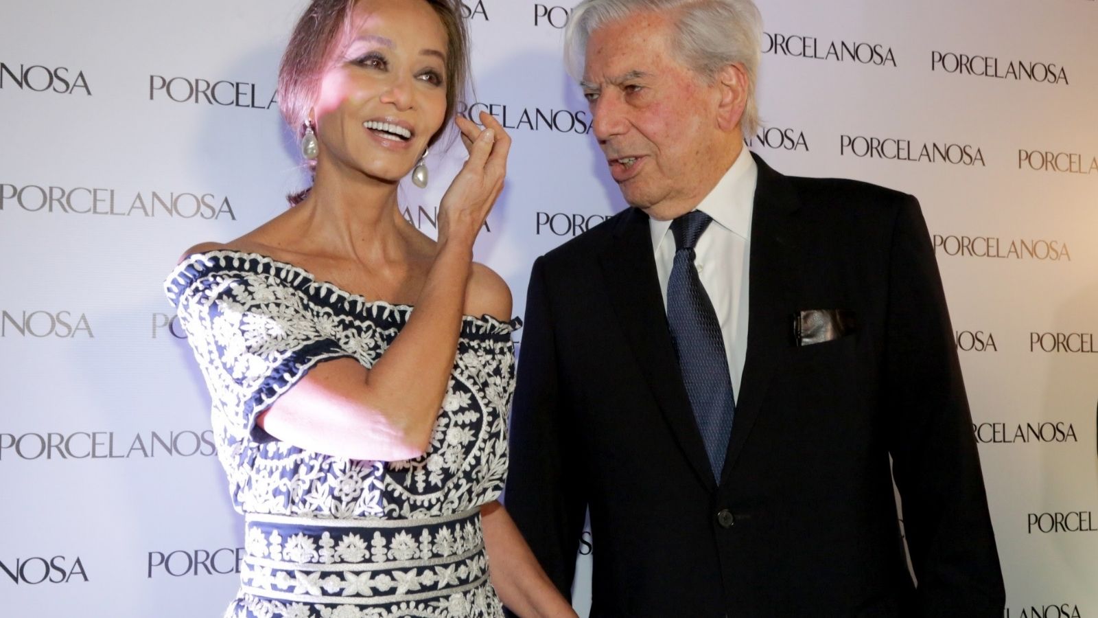 Vargas Llosa e Isabel Preysler, en un 'photocall'.