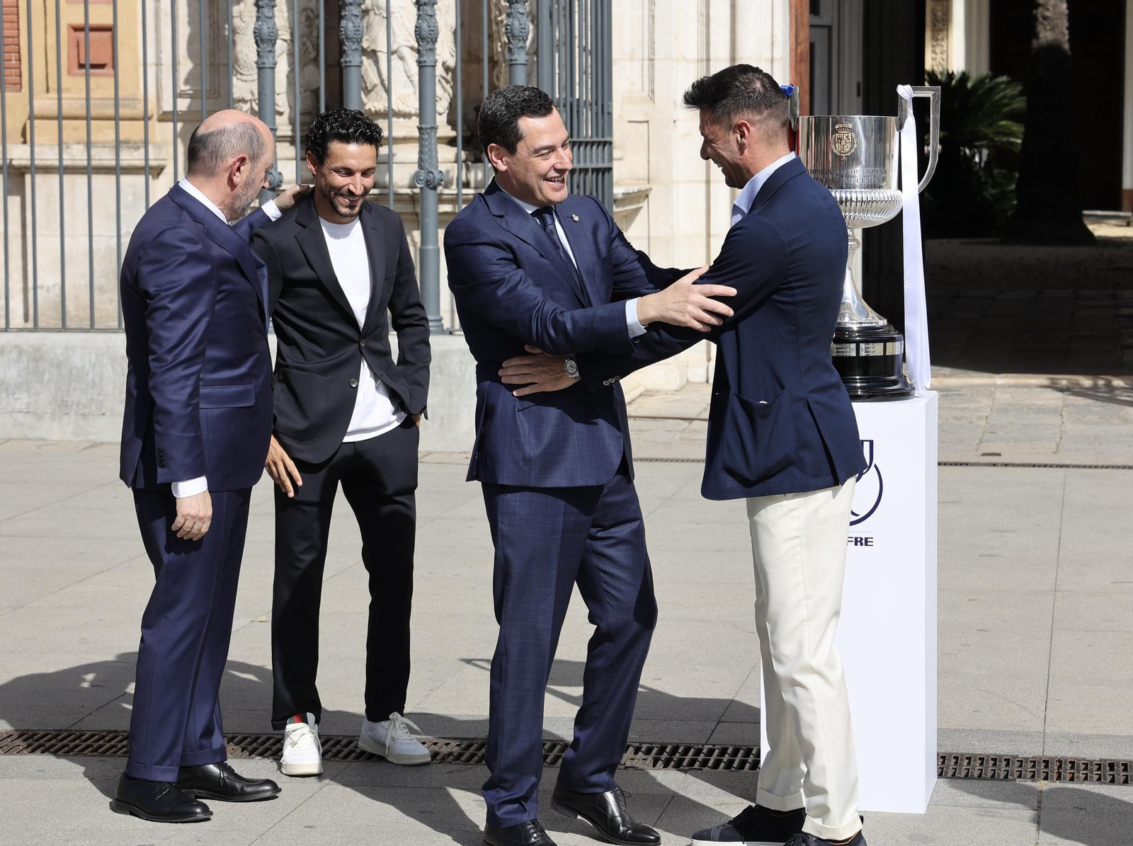 El presidente de la Junta de Andalucía recibe la Copa del Rey e inaugura la exposición "Los reyes de la Copa"