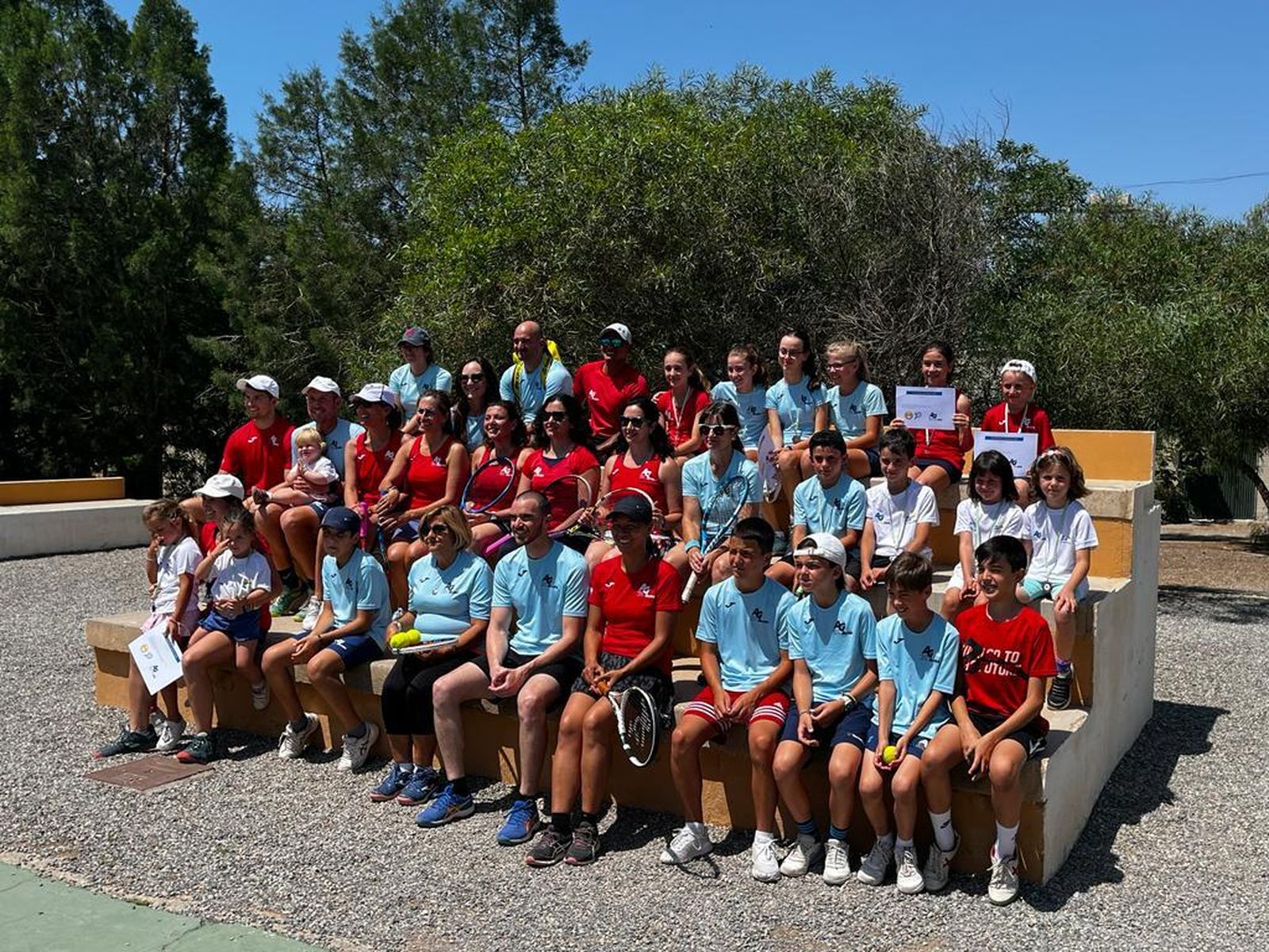 Foto de familia con parte de los miembros de la Academia García Lara