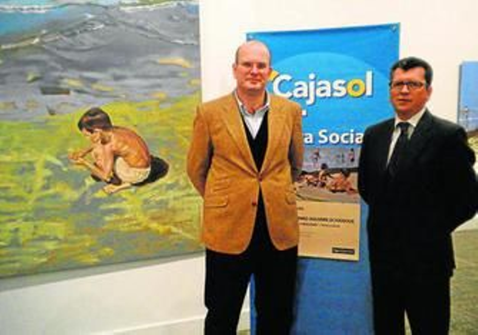 Guillermo Aguirre Echánove (izquierda), junto a una de sus obras.
