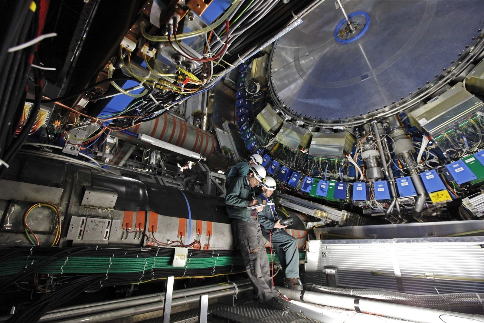 Los jóvenes analizaron sucesos reales registrados en el detector ATLAS del Colisionador de Bruselas.
