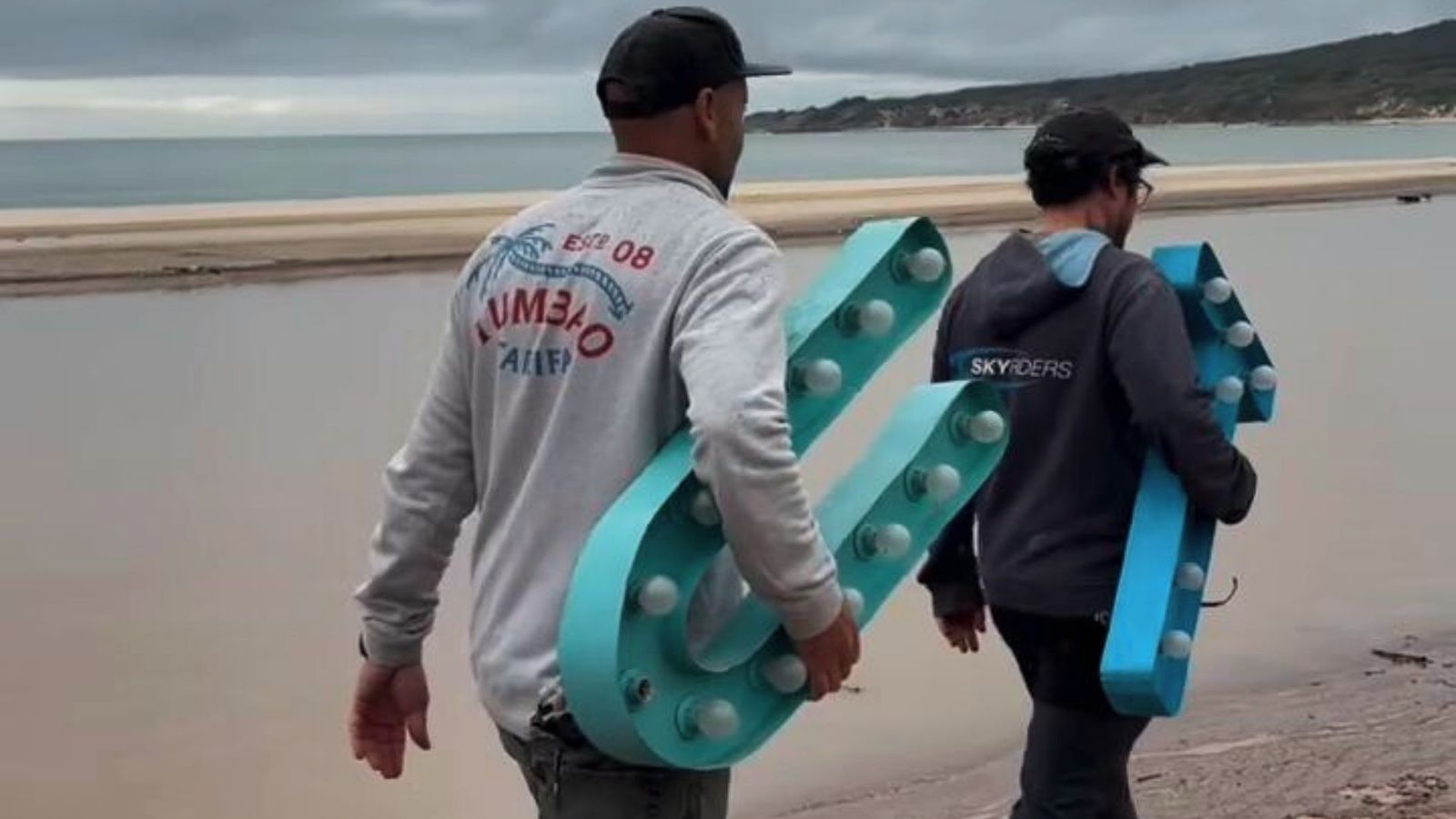 El equipo del Tumbao se llevan las míticas letras que componían el cartel del chiringuito tarifeño.