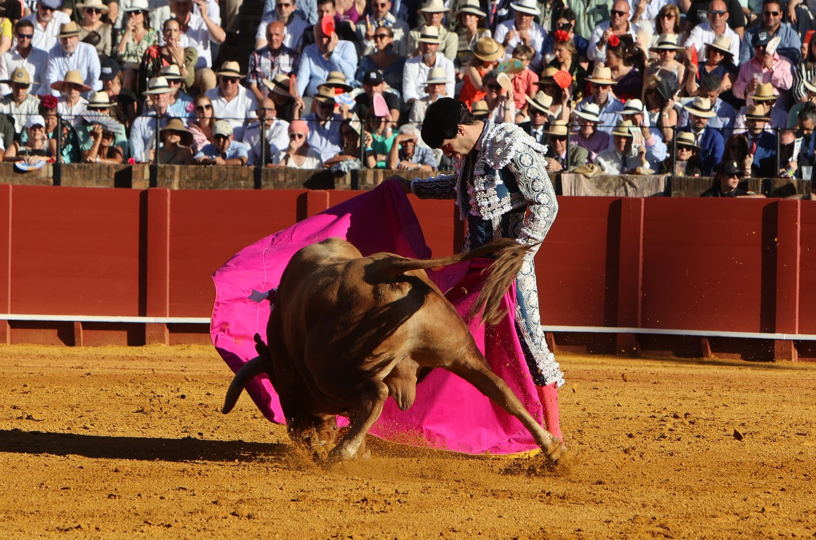 Imágenes de la corrida de toros en la Feria de Sevilla 2023 con El Juli, Alejandro Talavante y Tomás Rufo