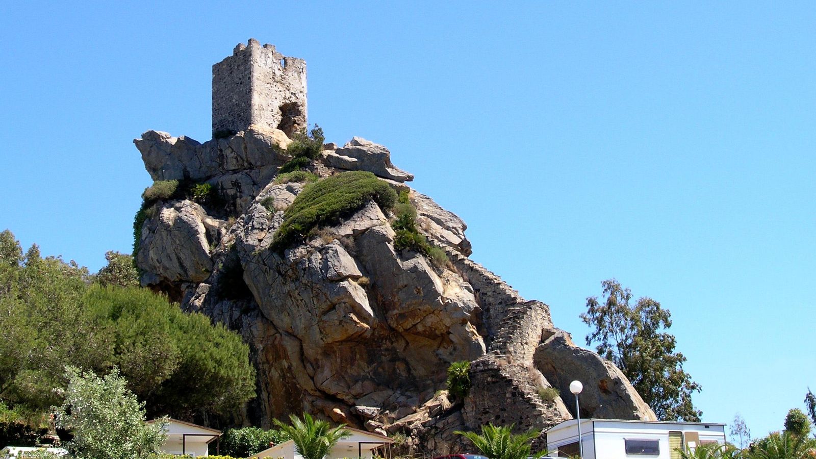 La Peña del Ciervo, en Tarifa, donde según al-Idrisi se iniciaba, en la costa andalusí, el puente construido por Alejandro Magno.