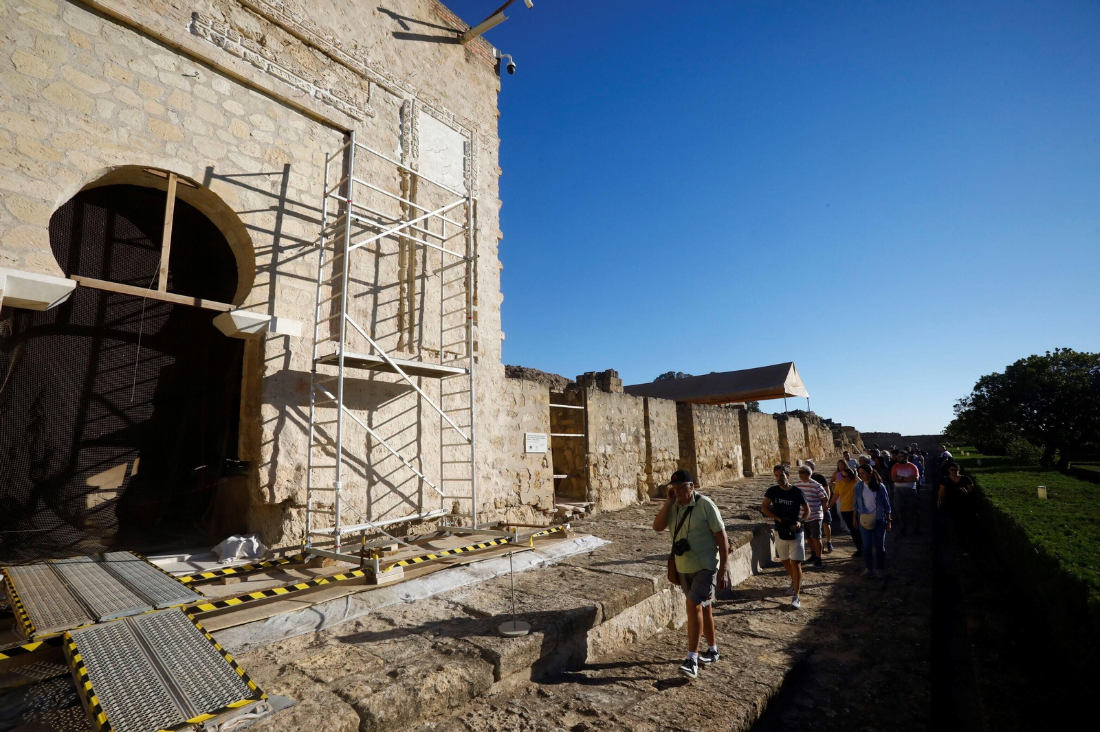 Las primeras visitas al Salón Rico de Medina Azahara tras su reapertura al público, en imágenes