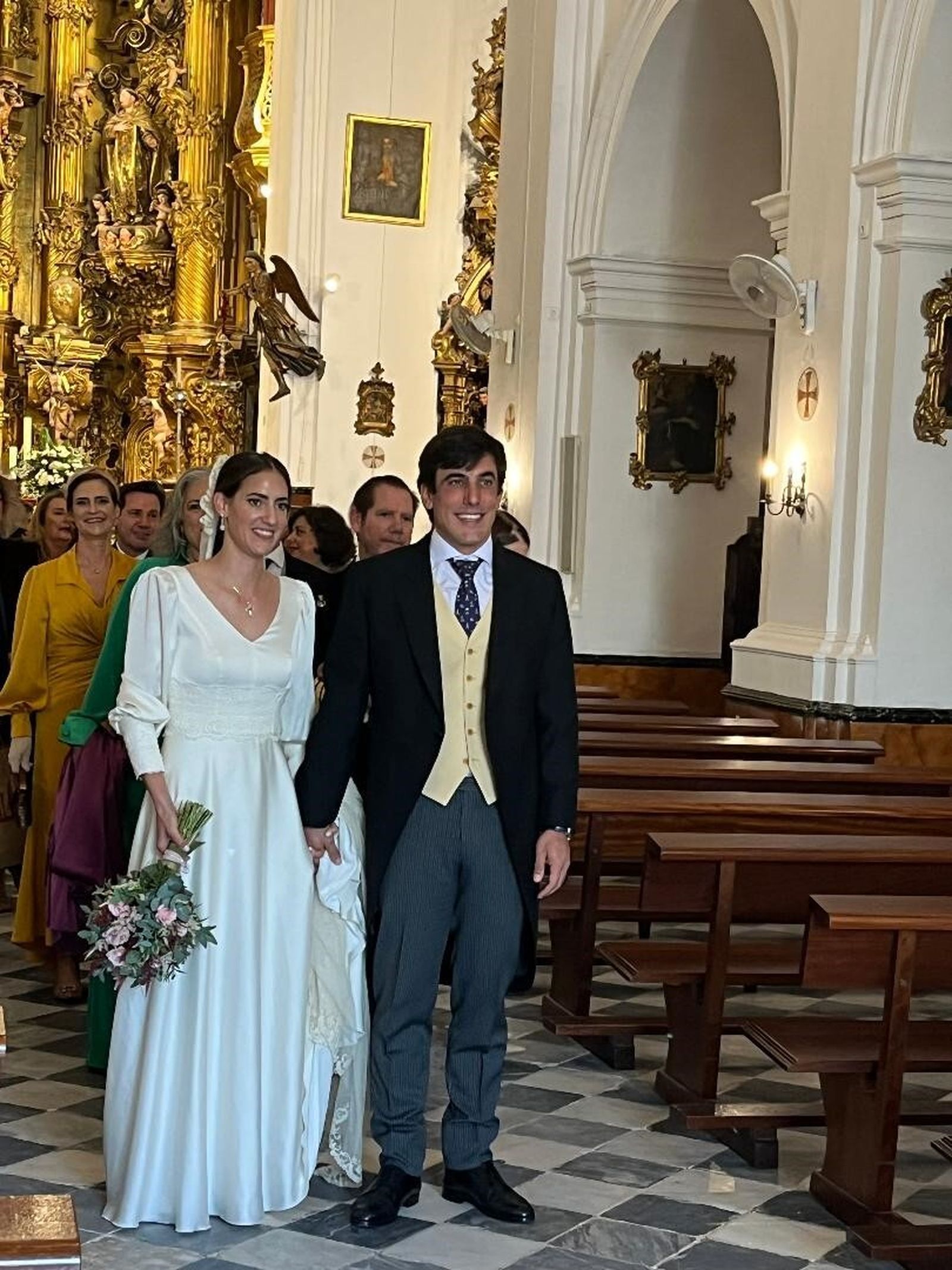 Rosa González-Aller Joly y Nano Piquero González, tras finalizar la ceremonia religiosa.