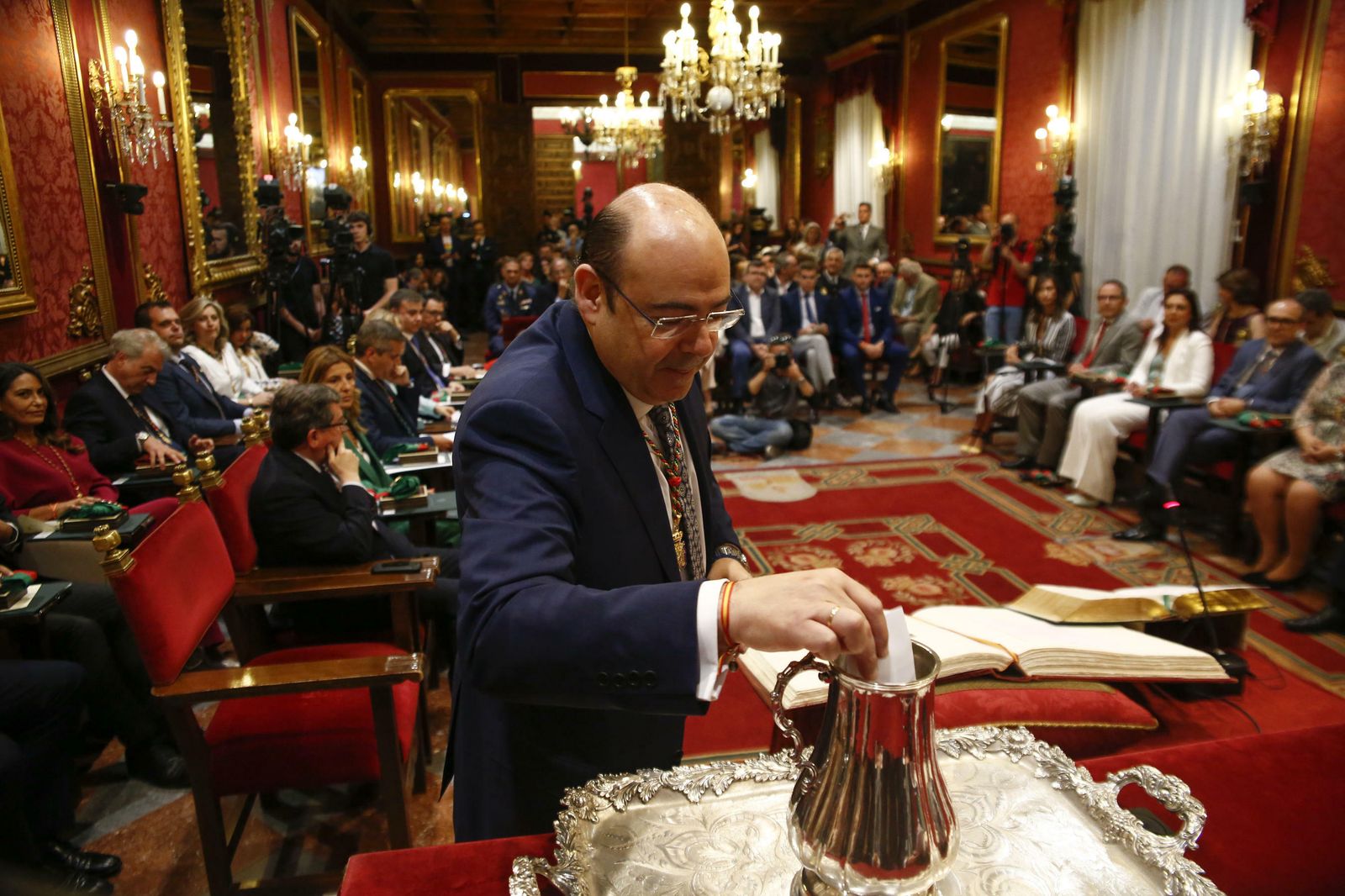 Las imágenes de la jornada de constitución del Ayuntamiento de Granada