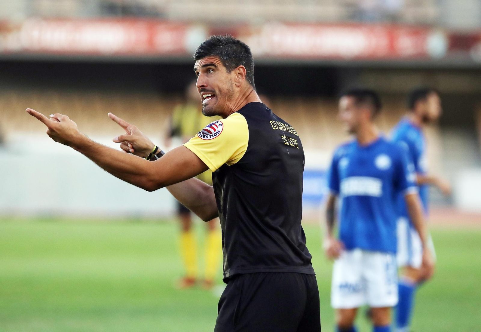 Álex Hornillo da instrucciones durante un partido.