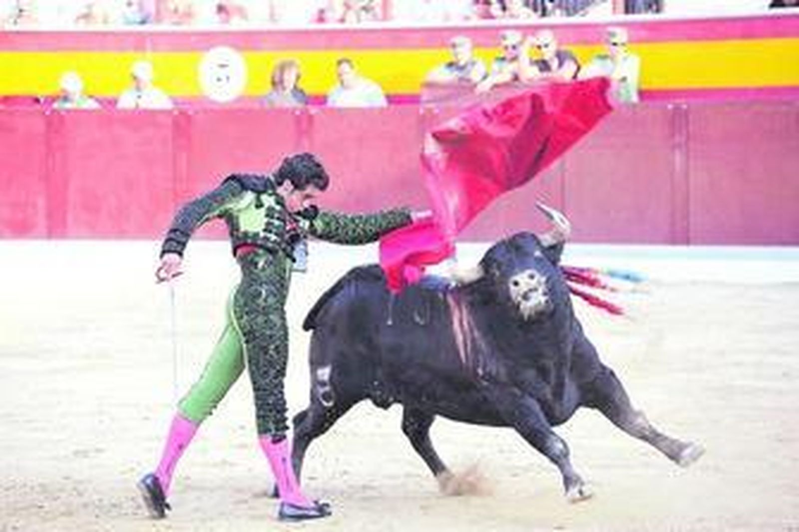 Ruiz Manuel en un profundo pase  de pecho.