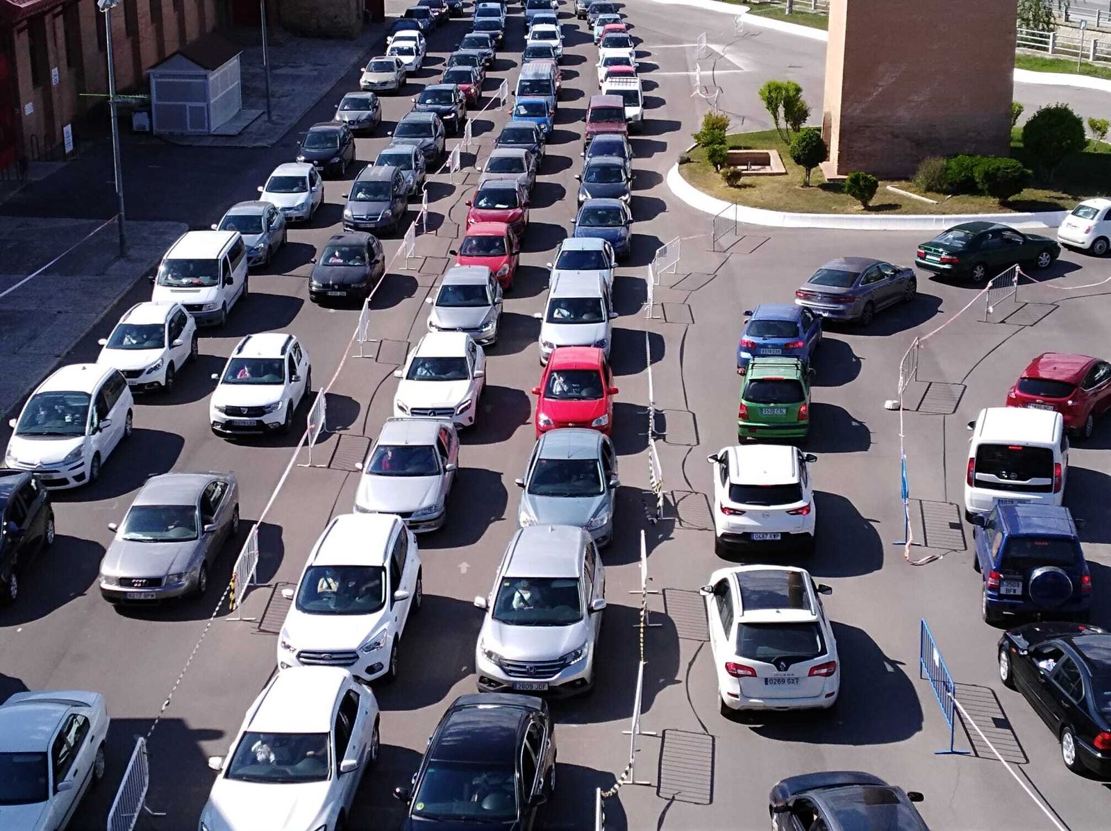 Las colas de la vacuna: Fermasa se colapsa con filas interminables de coches y personas