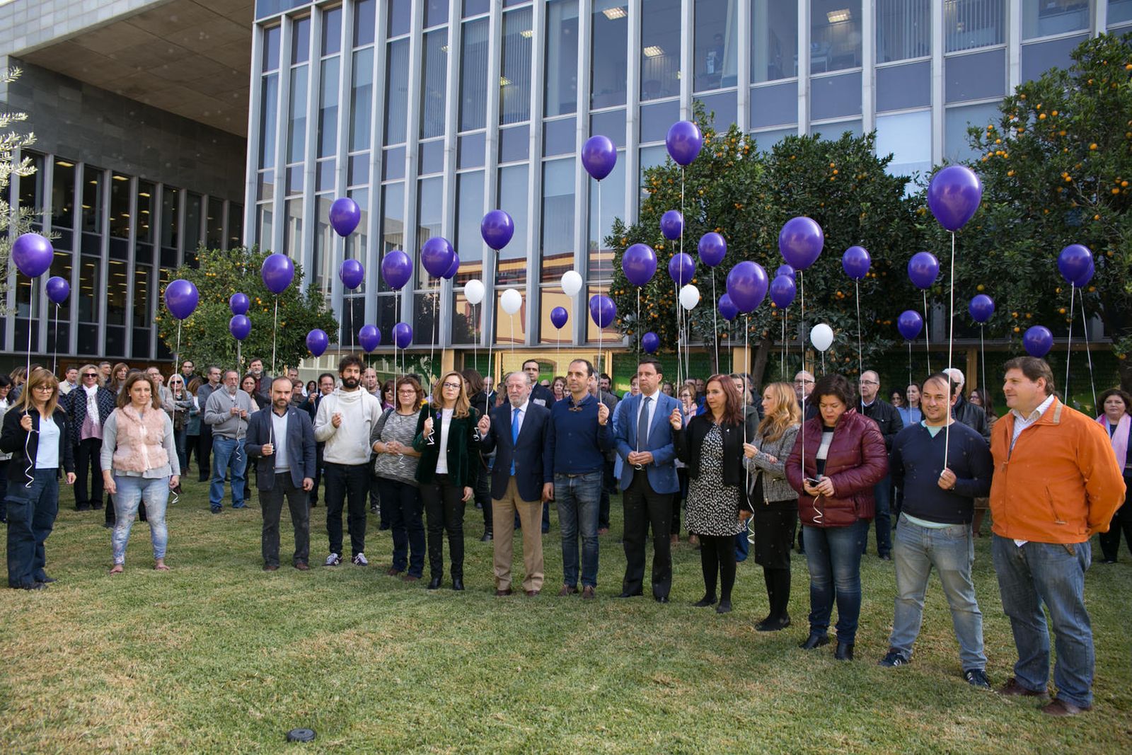 El presidente de la Diputación, ayer durante la suelta de globos que simbolizan a las víctimas de violencia de género.