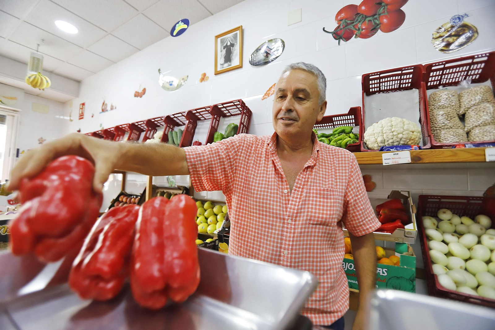 Pepe Castilla ha regentado casi 45 años la frutería El Pelao en Las Colonias.