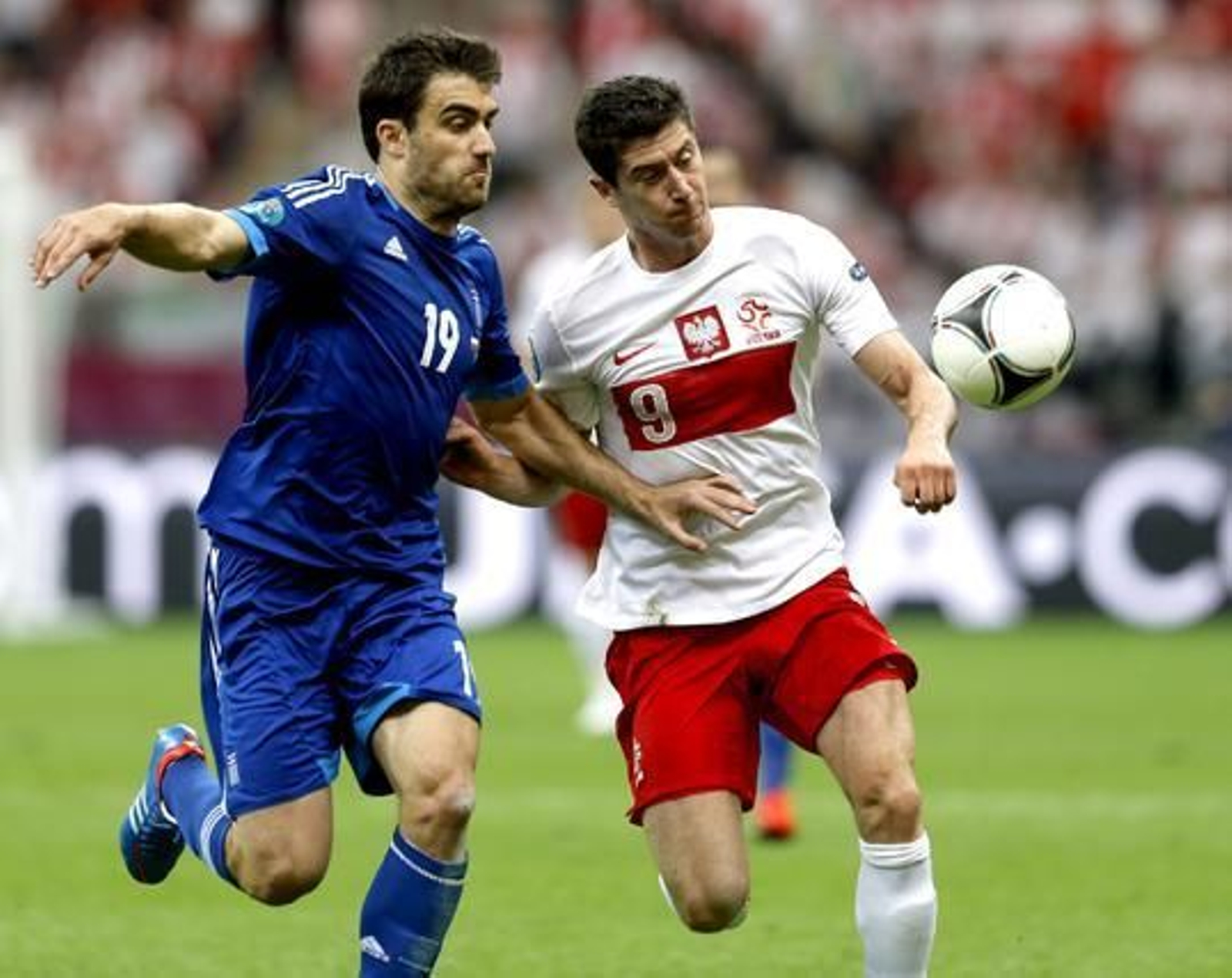 Polonia y Grecia empatan 1-1 en un interesante partido inaugural con dos expulsados, polémica y un penalti fallado.

Foto: EFE