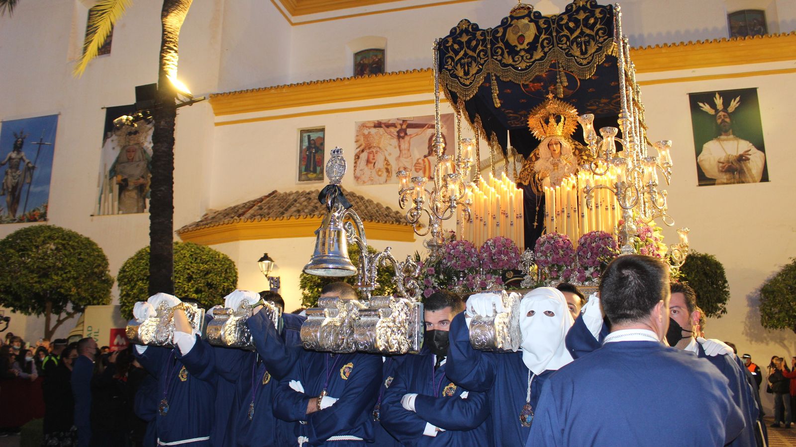 La salida de María Santísima del Dolor.