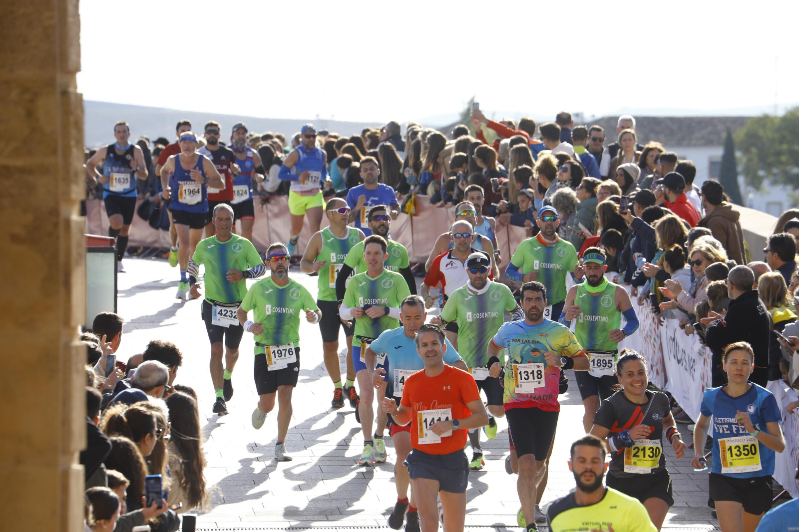La gloria de cruzar la Puerta del Puente: imágenes de la meta de la 36 Media Maratón de Córdoba