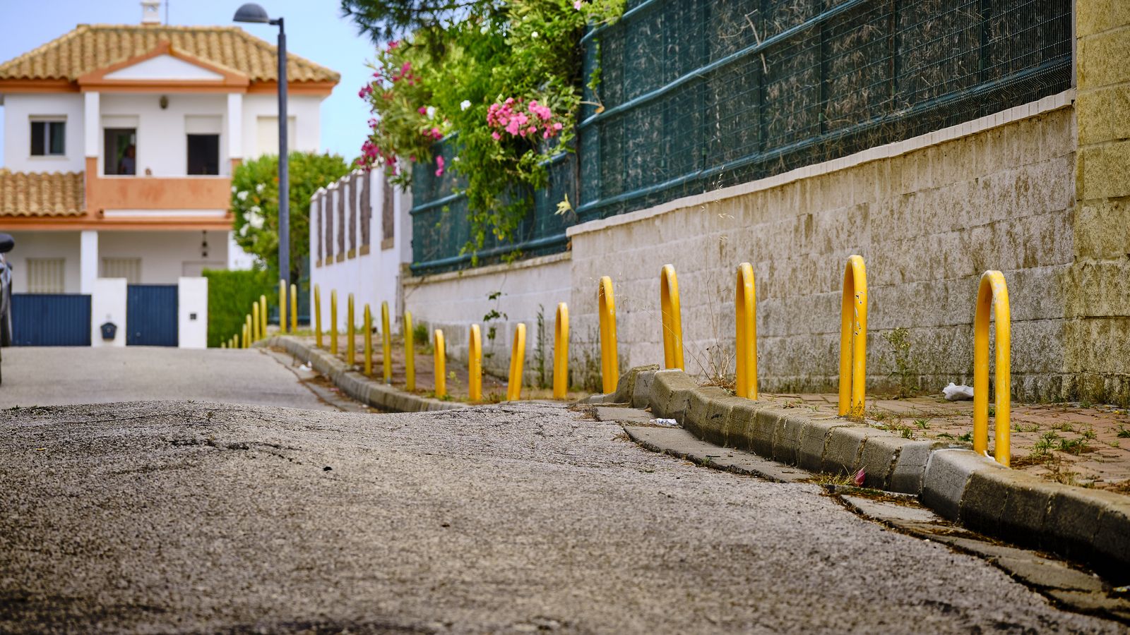 Pavimento en mal estado, susceptible de provocar tropiezos, caidas y accidentes.