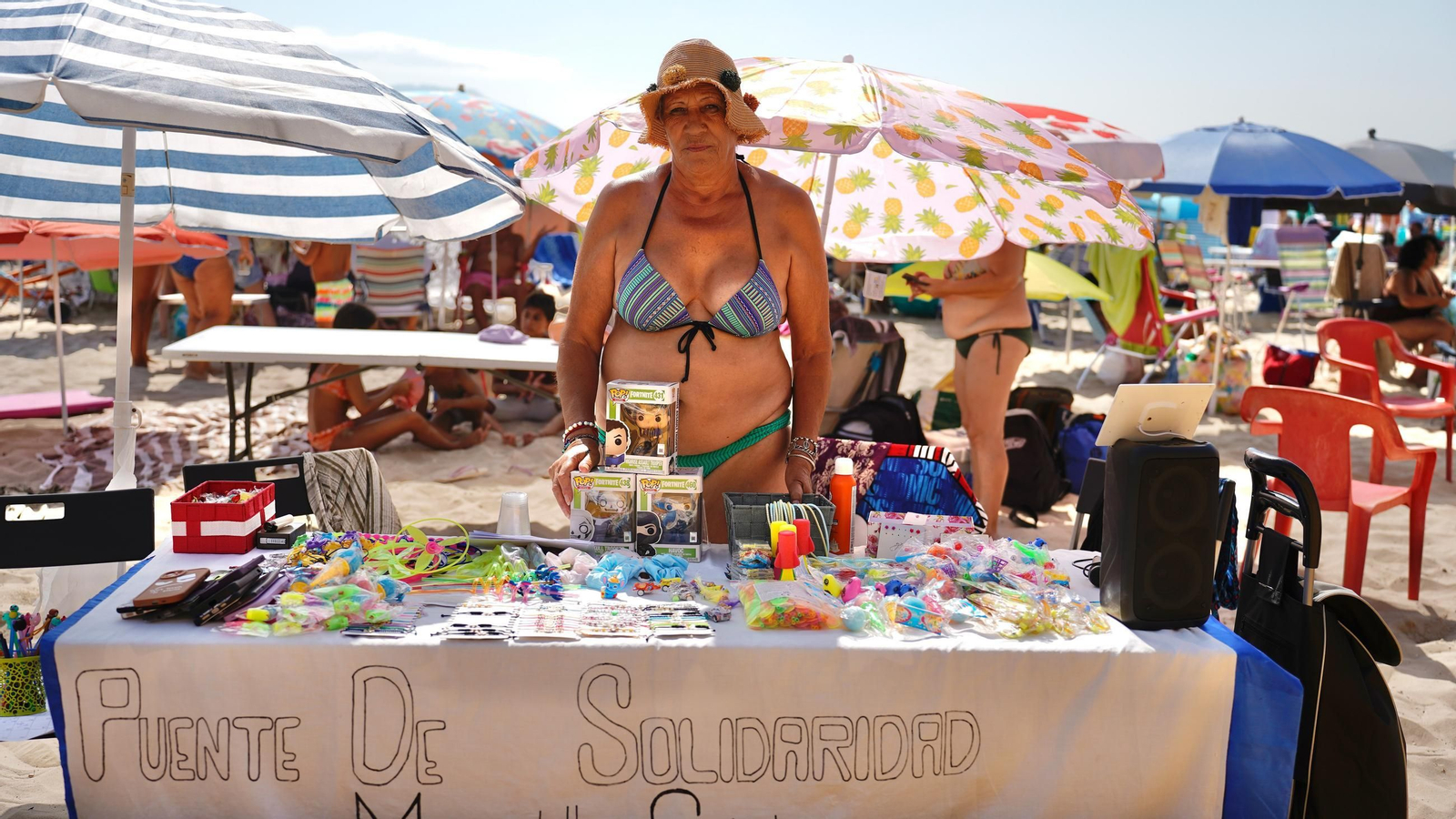 Fotos del ambiente en la playa de El Rinconcillo en la Romería Marítima de la Virgen de la Palma