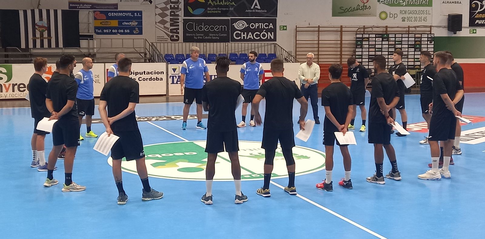 Paco Bustos y Mariano Jiménez, en la charla inicial del entrenamiento.