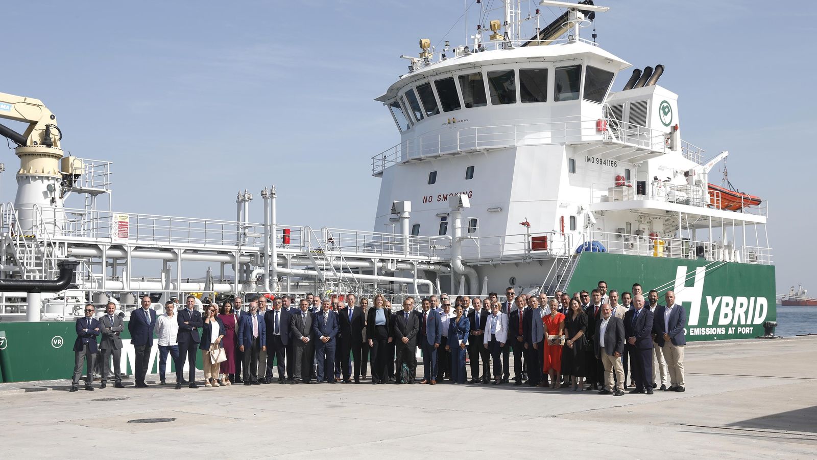 Foto de familia de los asistentes a la presentación del buque de suministro híbrido eléctrico-diésel ‘Bahía Levante’.