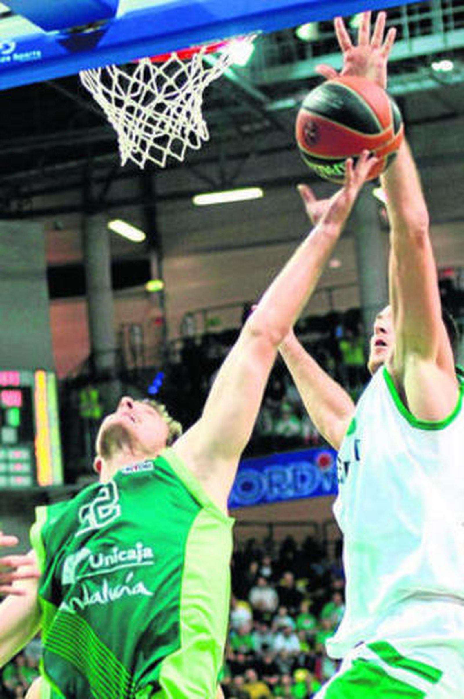 Dragic y Zamojski luchan por un rebote.